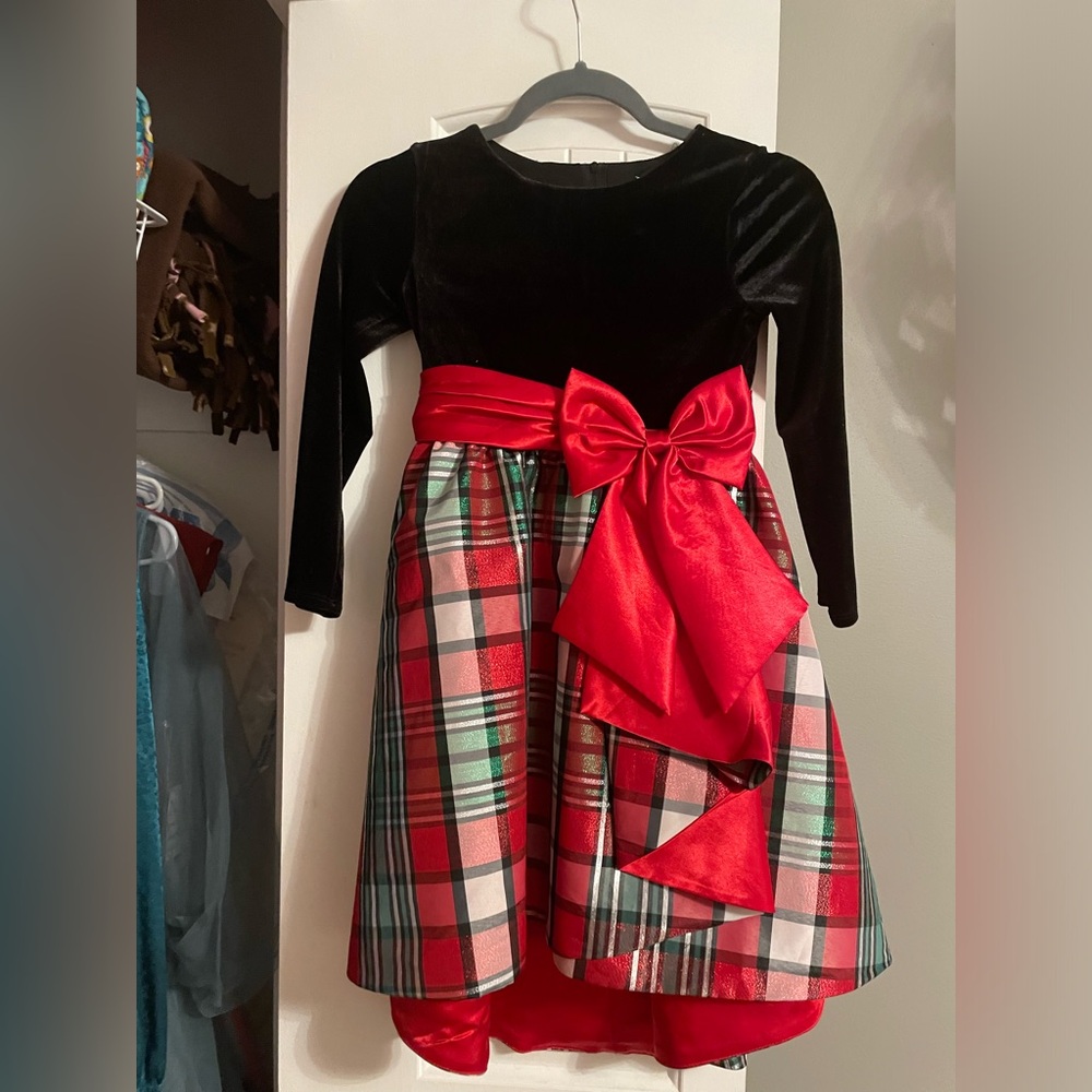 Girls Holiday/Christmas Dress Size 7 
Excellent condition 
Non smoking home
